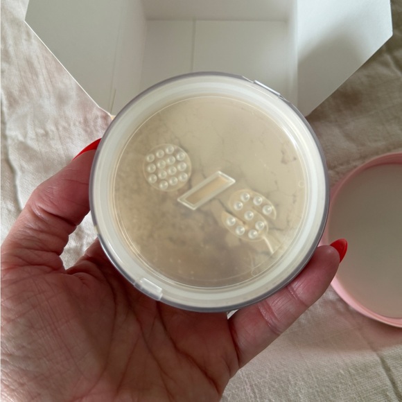ONE/SIZE Ultimate Setting Powder in Translucent Red Box - Picture 3 of 3